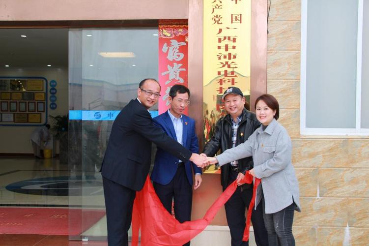 电气工程学院学生志愿者在公司开展了志愿服务活动,助力建设美丽工厂